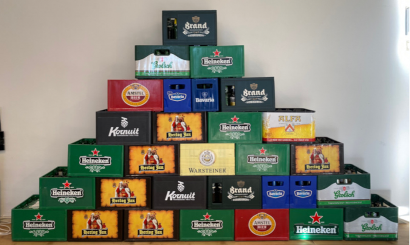 Kratten bier in piramidevorm